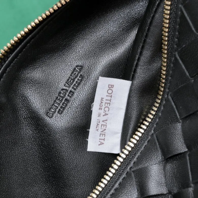 Batch 1360 #BvWallace Shoulder Lunch Bag 🔥 A lunch box bag that you can just grab and go. It is made of classic intrecciato weaving technology and reflects the craftsmanship of Bottega. The entire bag is made of top-grade happa lambskin. It is very soft and lightweight. The small bag shape is cute and exquisite. The interior capacity is also very large and can be carried under the arm. It is quite practical! The bottom of the bag is made of gold metal to prevent wear and tear. The details are really good! Choose this elegant commuting bag for Zaoba people~ Size: 22x13x9.5, model number; 7748#
